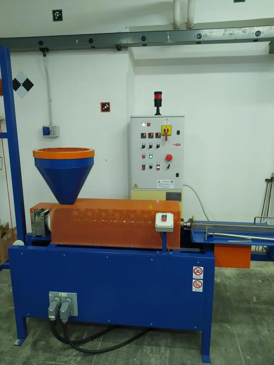 estrusore per formazione estrusi da plastica riciclata collaborazione con facoltà di ingegneria Cagliari su progetto di Niedditas e Medsea Foundation