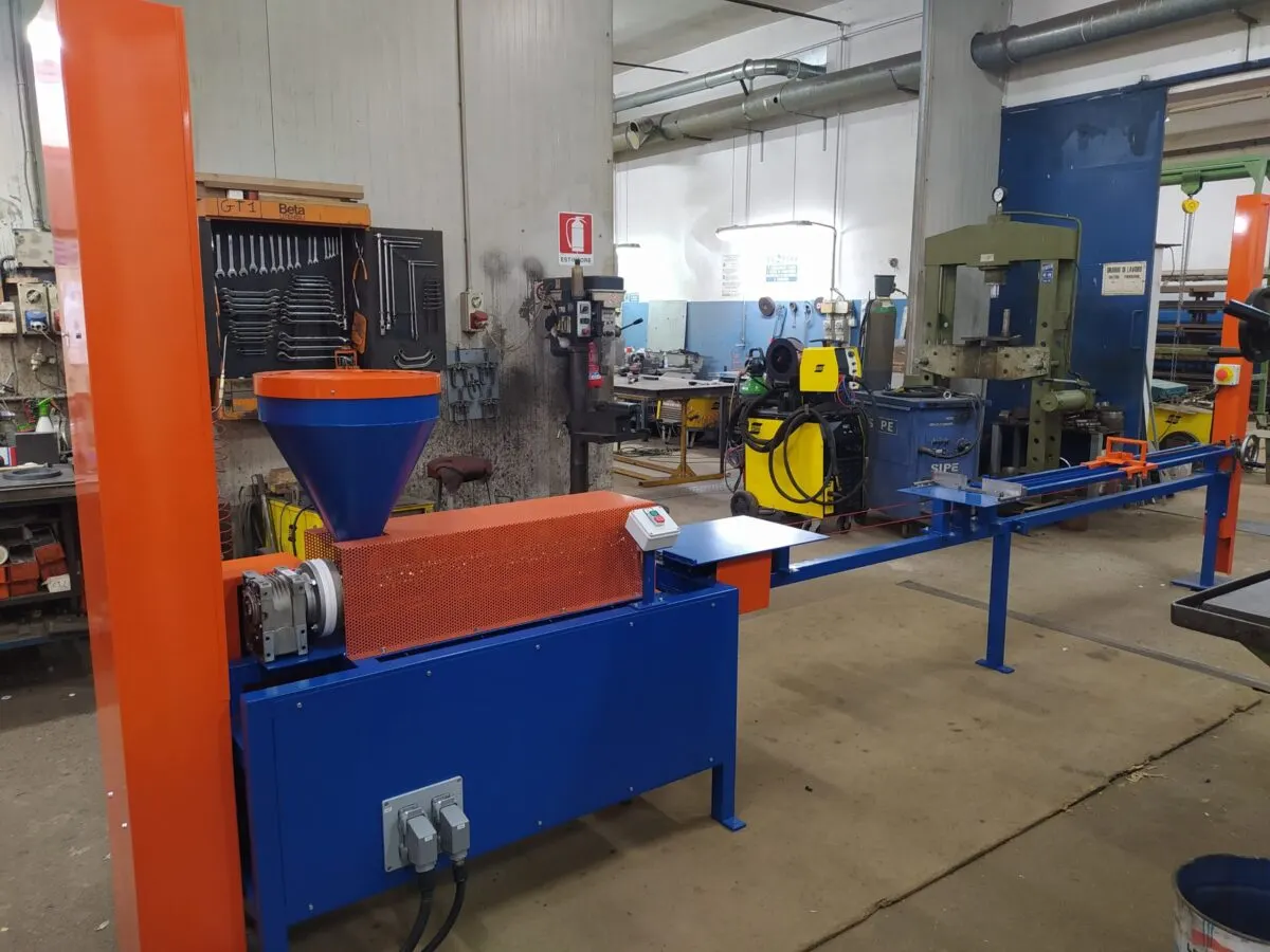 estrusore per formazione estrusi da plastica riciclata in collaborazione con facoltà di ingegneria di Cagliari progetto di Niedditas e Medsea Foundation