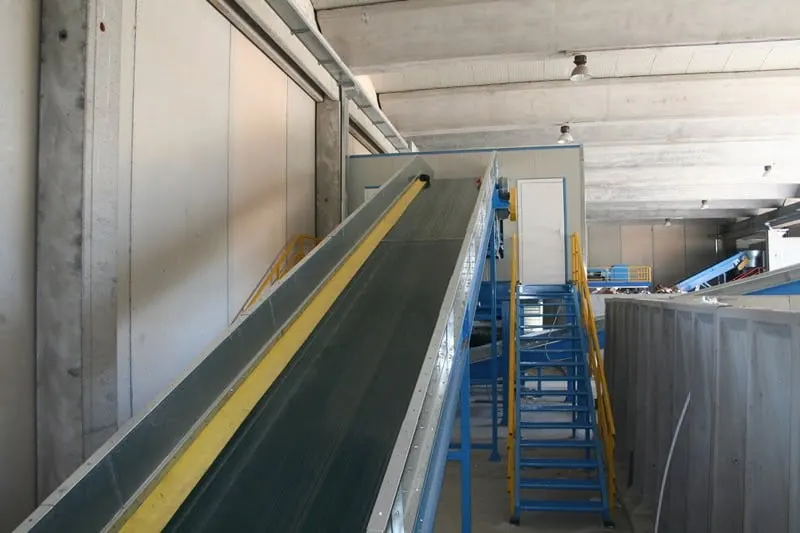 nastro-trasportatore-e-cabina-di-selezione